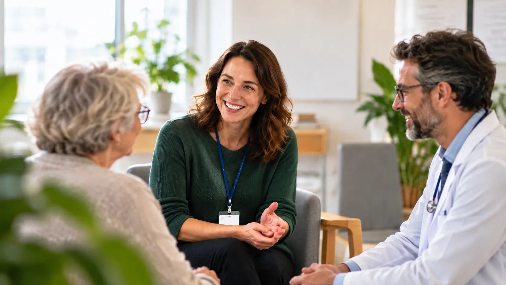 Eine Fachkraft mit Link-Working-Funktion im Gespräch mit einer älteren Patientin und einem Arzt